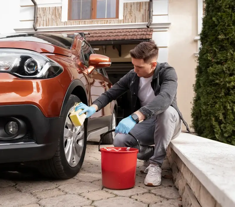 Lavage auto à domicile Saint-Laurent-d'Onay : professionnel intervenant sur un véhicule